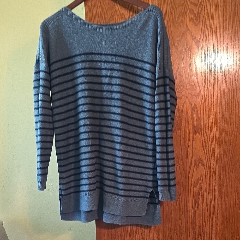Old Navy Women's Blue and Black Striped Tunic Sweater